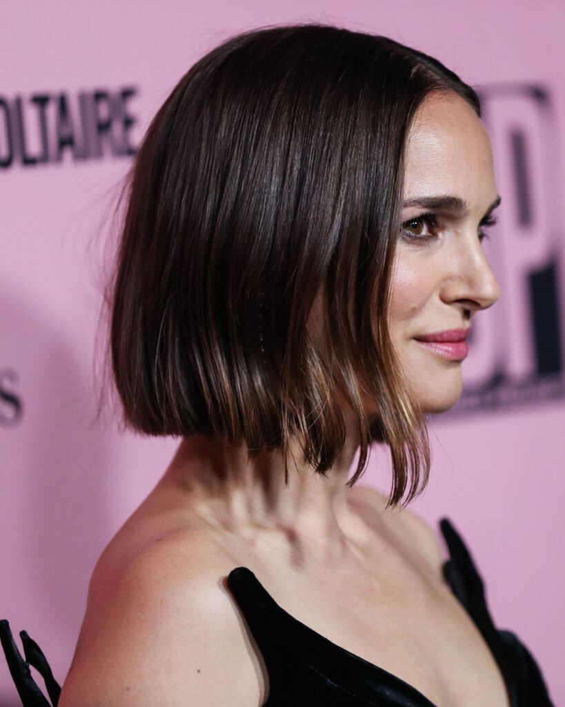 Atriz de rosto quadrado Natalie Portman com cabelo curto chanel de bico castanho