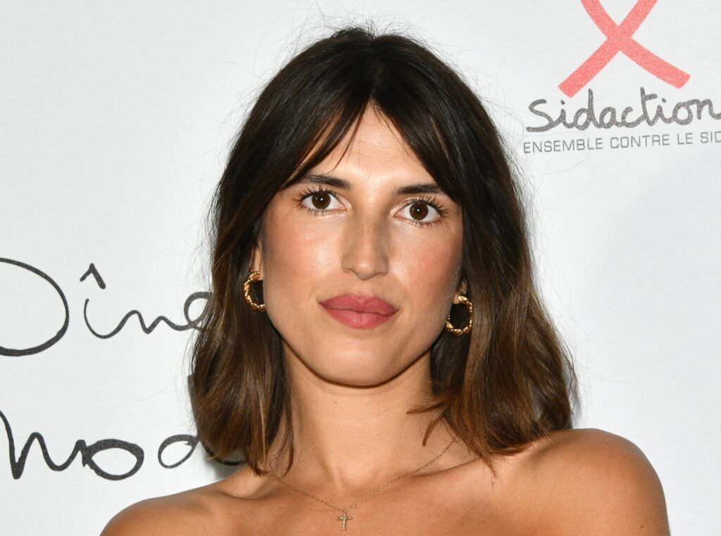 Influencer de rosto quadrado Jeanne Damas com cabelo castanho iluminado médio no corte long bob