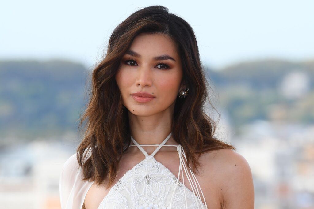Atriz de rosto quadrado Gemma Chan posa em evento com cabelo castanho médio long bob