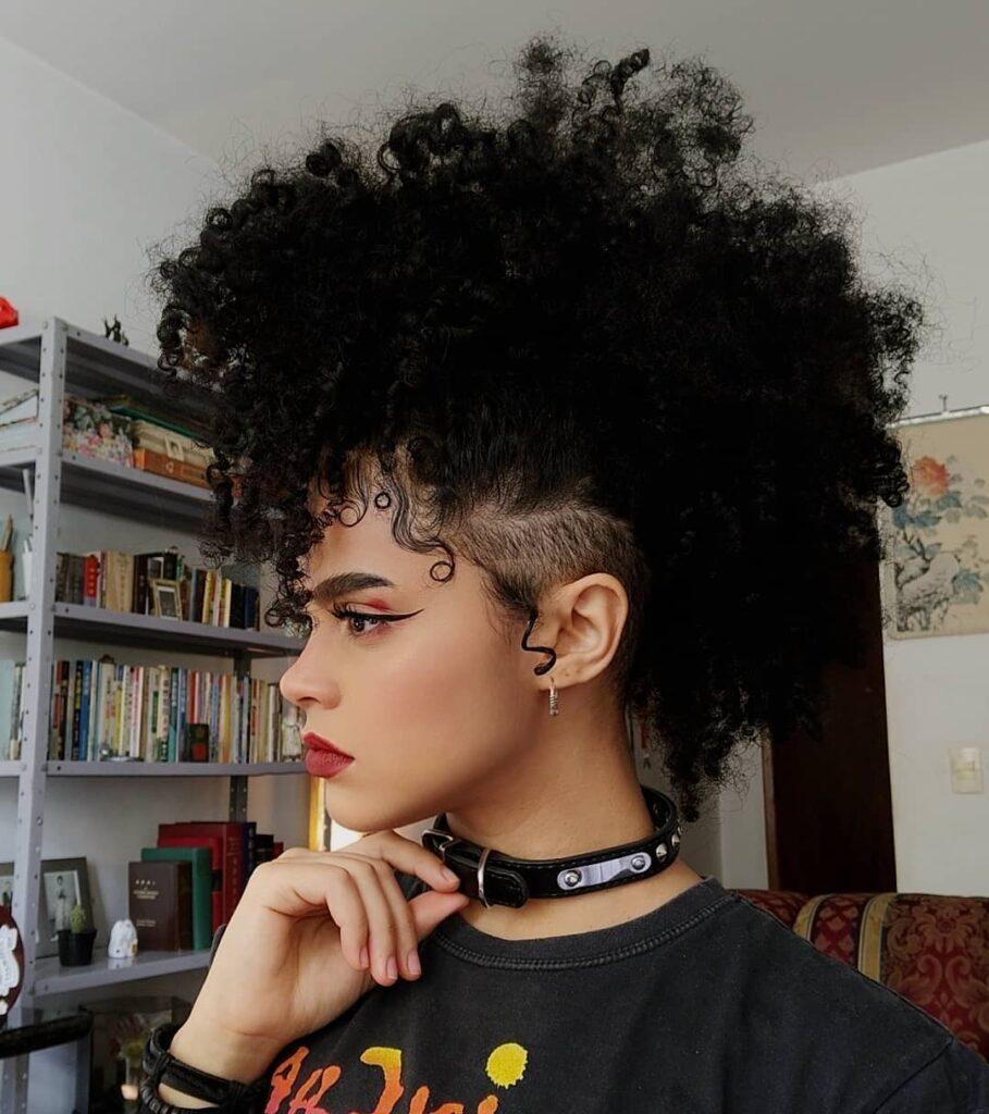 moicano punk cacheado feminino