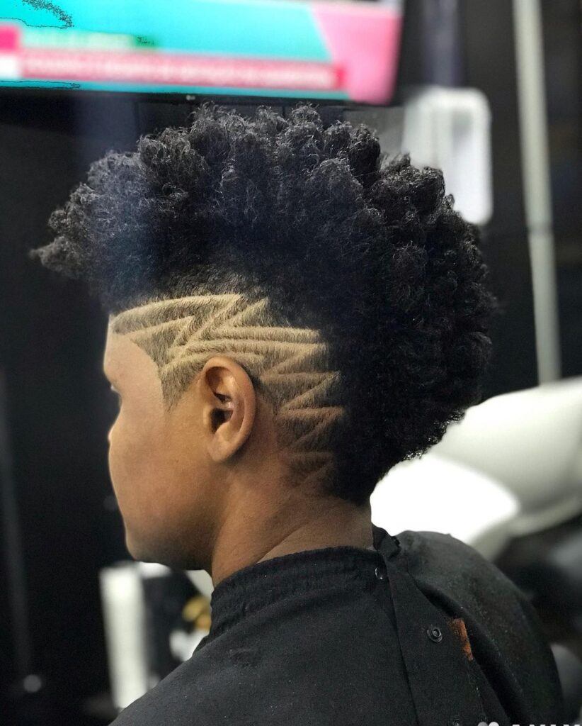 corte moicano cabelo afro feminino desenhado