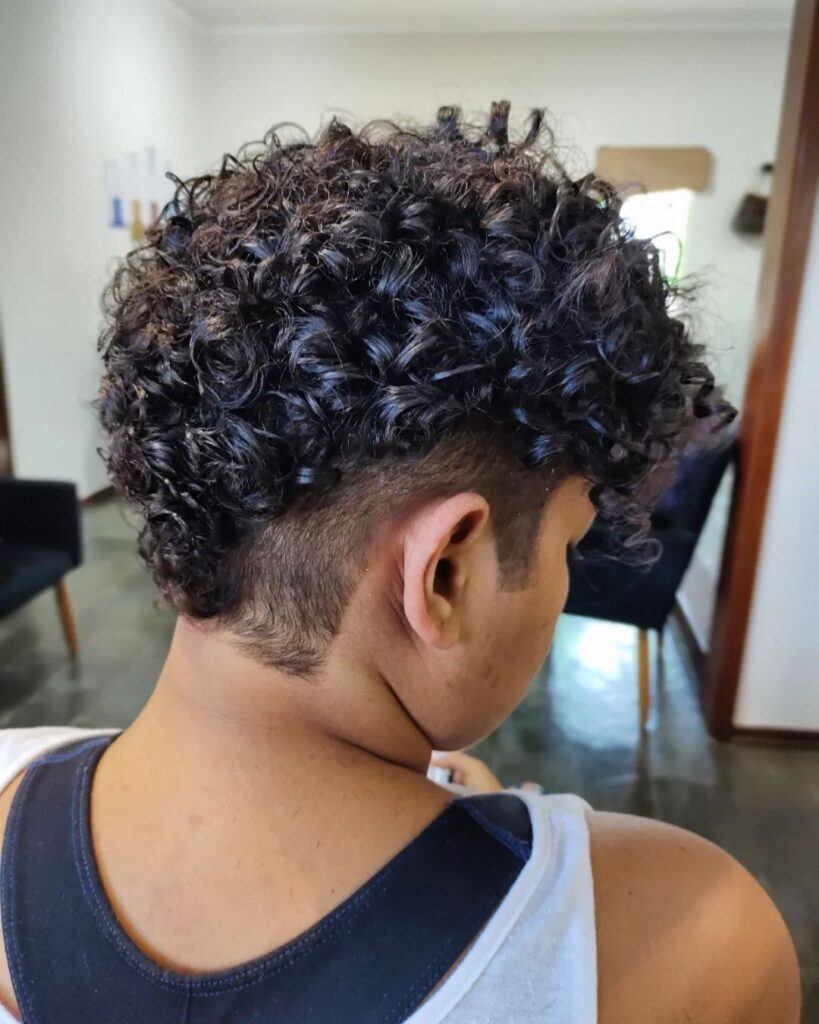 moicano cabelo cacheado feminino raspado