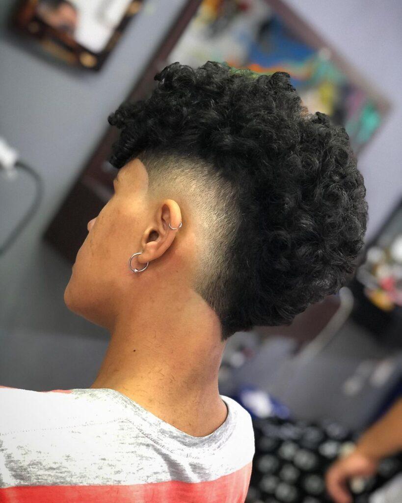 moicano cabelo crespo raspado