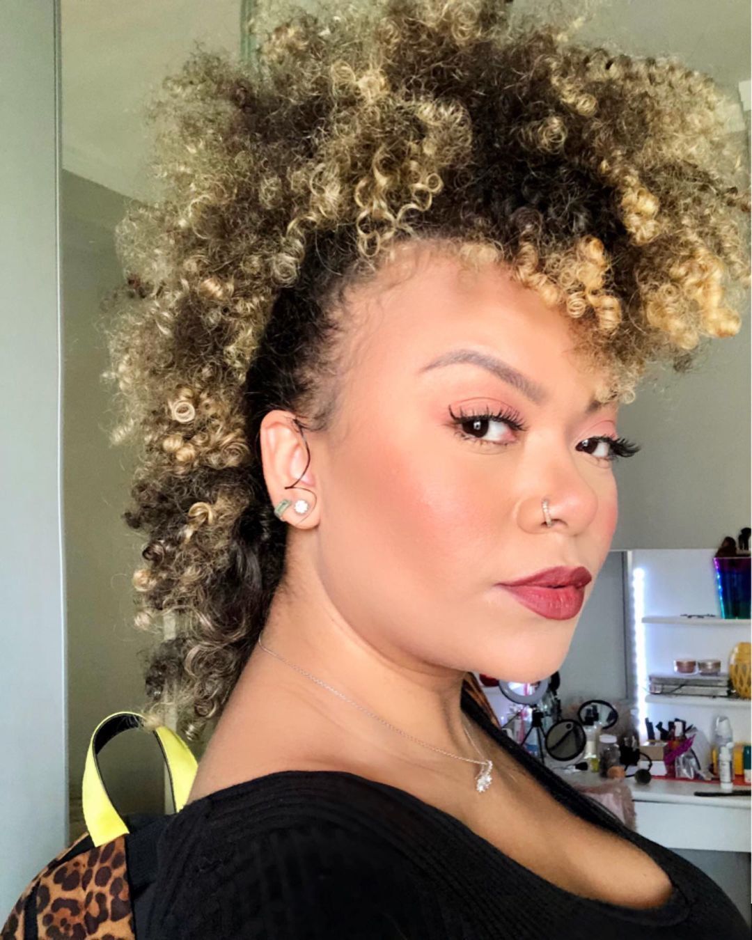 Moicano para cabelo cacheado: inspire-se em fotos do estilo e aprenda a fazer o penteado!