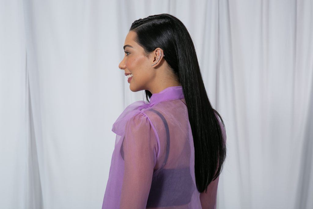 Mulher com penteado cabelo solto dividido na lateral visto de perfil