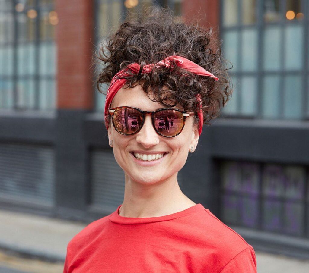 penteado em cabelo cacheado para disfarçar cabelo sujo