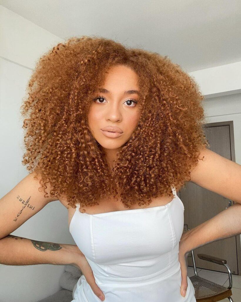 cabelo ruivo doce de leite tom claro em cabelo crespo cacheado