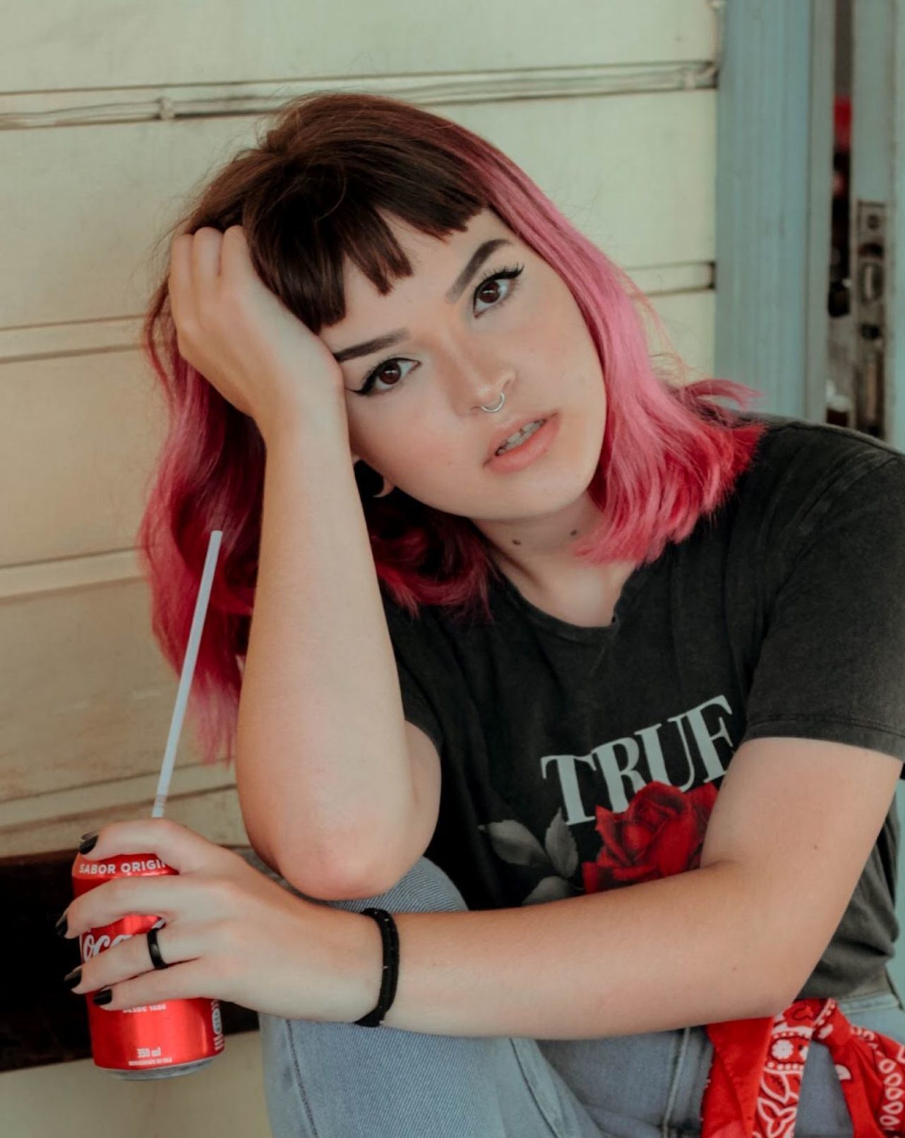 mulher com cabelo castanho e pontas rosas