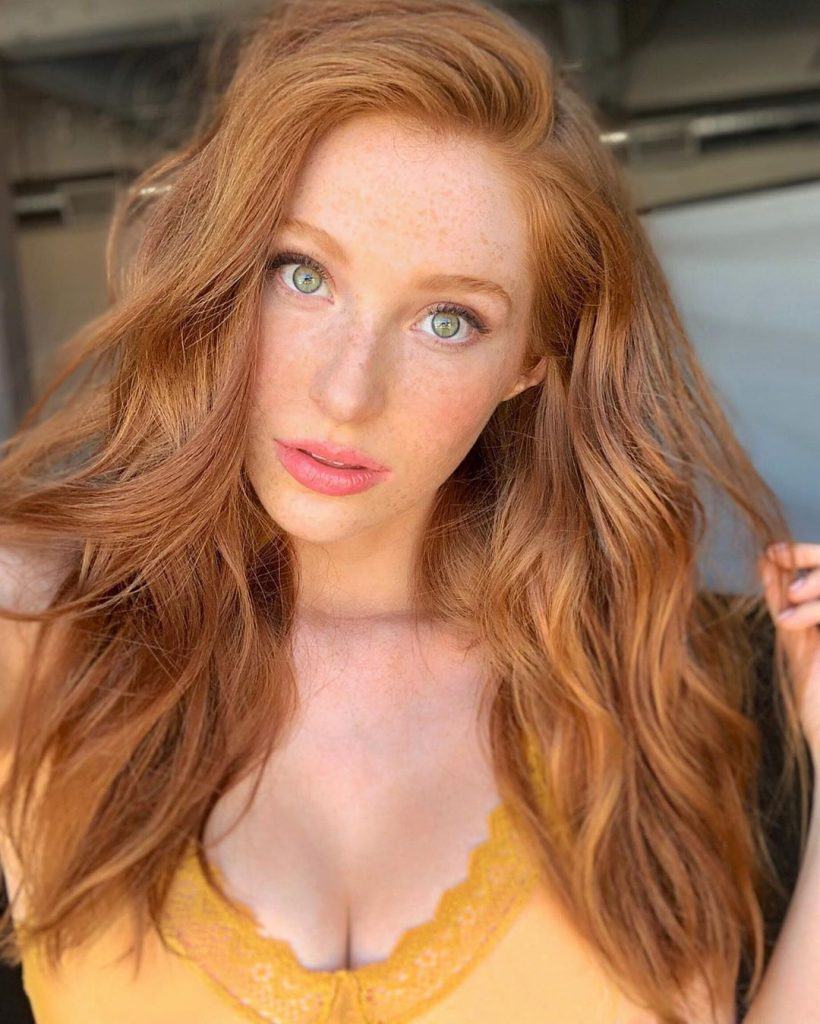 Madeline Ford com cabelos ruivos e longos