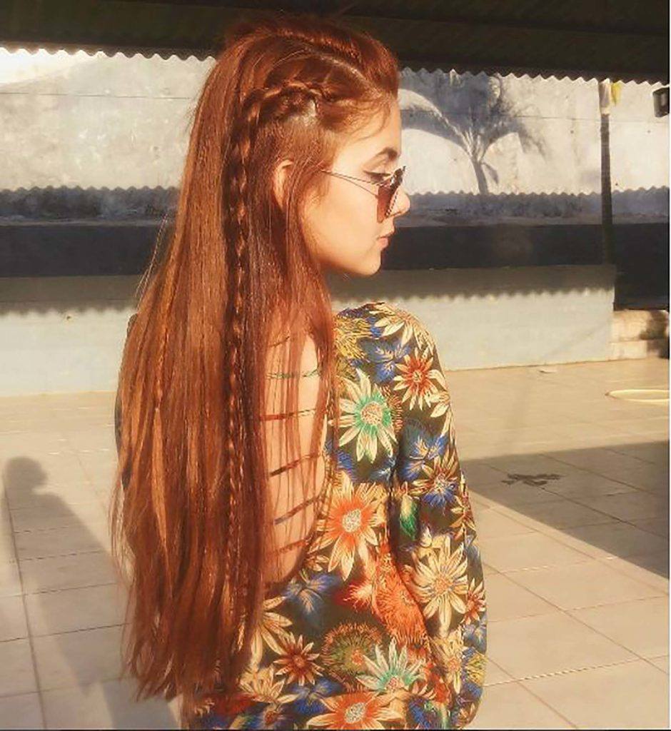 Alice Lima com cabelo liso longo solto com trança