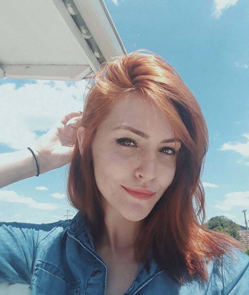 Thaina Luft, influenciadora com cabelo liso ruivo médio