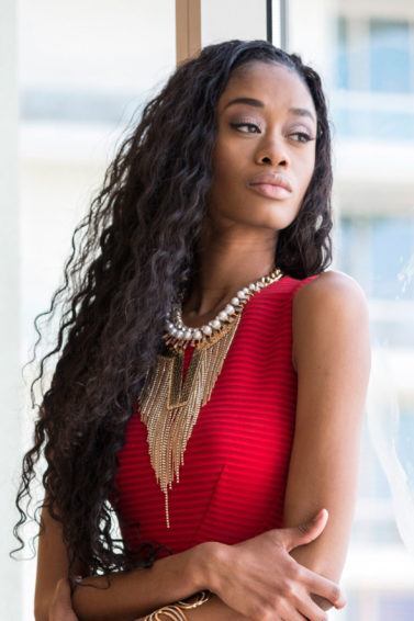 modelo com alongamento seguro no cabelo crespo