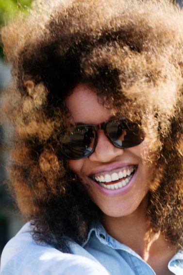 antes de tingir: modelo com cabelo crespo tingido
