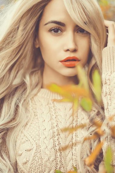 mulher branca com cabelo loiro liso