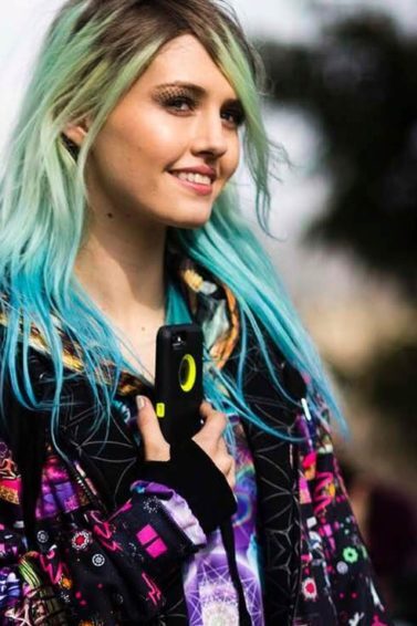 Mulher com cabelo bicolor azul e verde