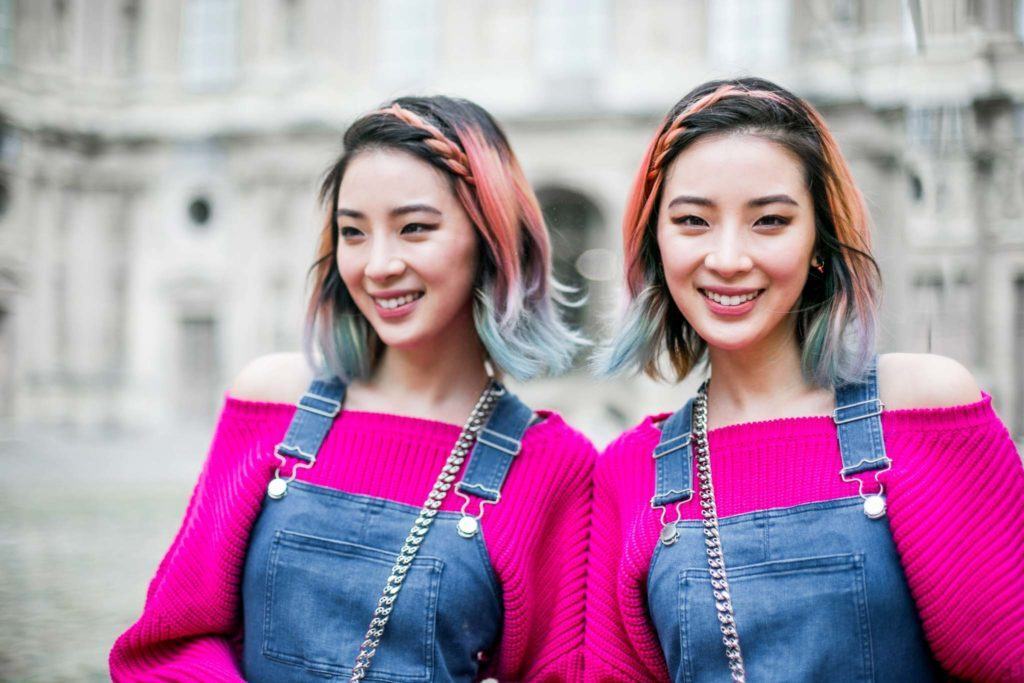 menina com cabelo bicolor nas cores rosa e azul