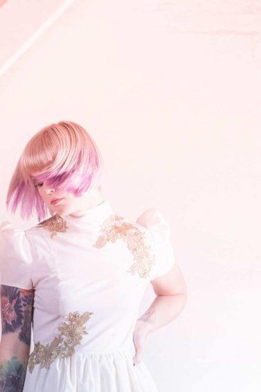 Mulher usa cabelo rosa claro estilo pastel goth