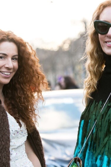 duas modelos com cabelos cacheados incríveis