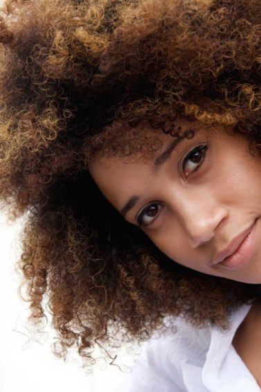 Como fortalecer a raiz do cabelo: modelo com cabelo crespo