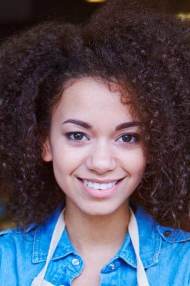 como usar BB Cream no cabelo crespo: modelo com cabelo crespo curto