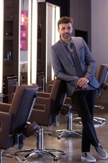 Homem com cabelo e barba castanho-claro
