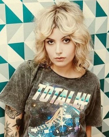 modelo com franja anos 70