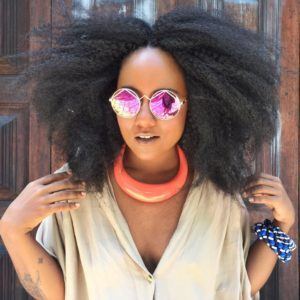 Mulher com cabelos afro