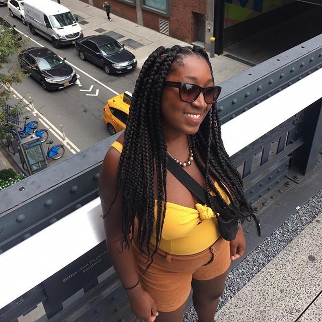 Mulher com tranças afro