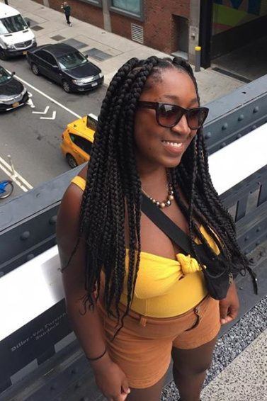 Mulher com tranças afro