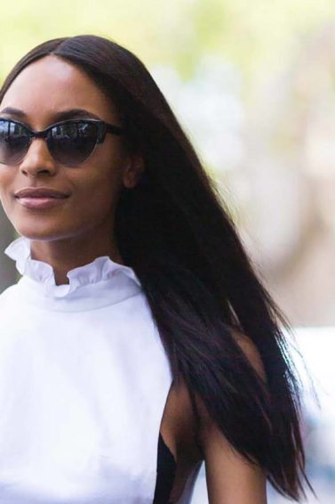 Mulher negra com cabelos lisos e longos