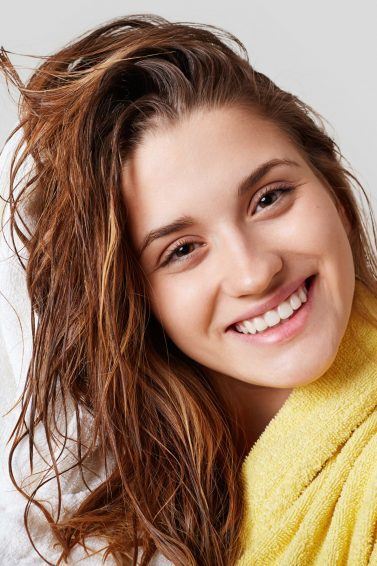 mulher secando o cabelo com toalha