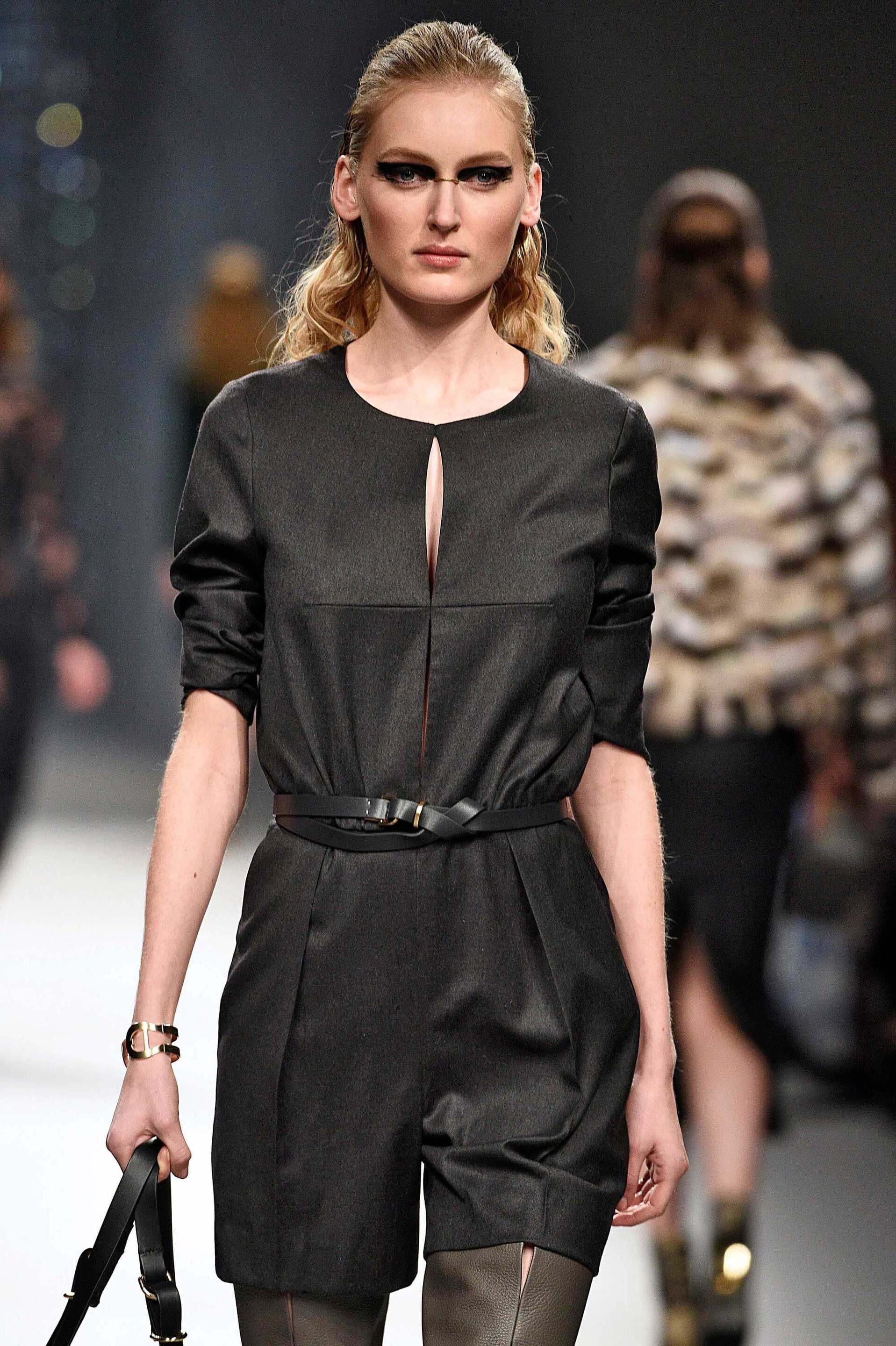 modelo com penteado slicked back hair para cabelo cacheado