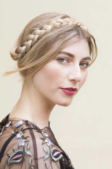modelo com cabelo loiro usando uma trança camponesa