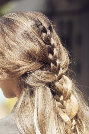 modelo de Trança solta no cabelo fica ótima em cabelos longos.