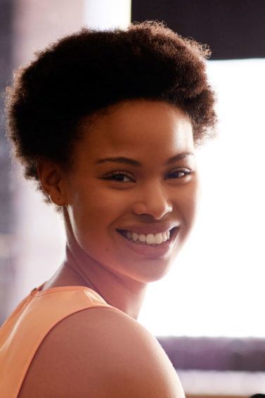 tricologia: modelo com cabelo crespo