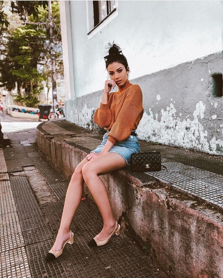 Influencer Tahlita Ferraz com o cabelo preso em um coque alto