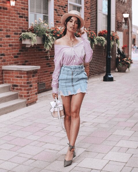 Influencer Thalita Ferraz usando um chapéu de palha