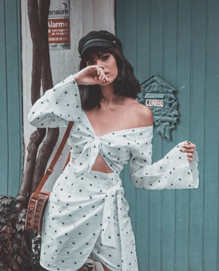 Influencer Thalita Ferraz de boina e cabelo solto