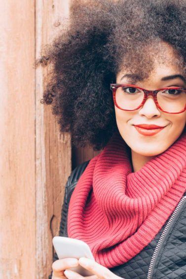 modelo com cabelo crespo e com armações de óculos