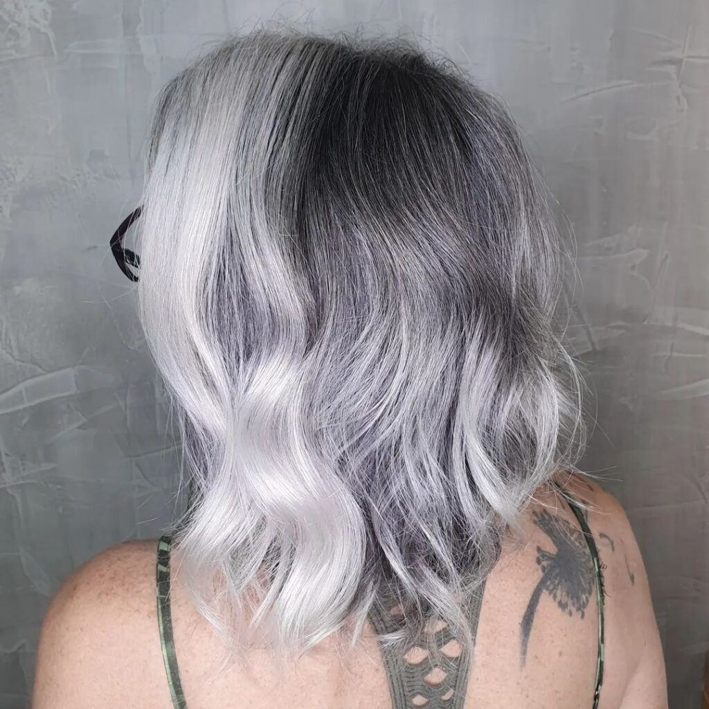 mulher com cabelo cinza com mecha