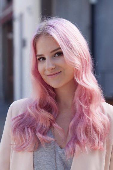 Mulher com cabelo longo rosa