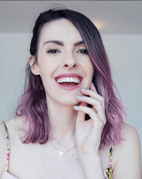 Cabelo liso médico com pontas roxas