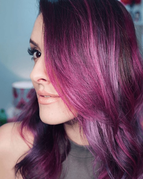 Cabelo liso médico com pontas roxas