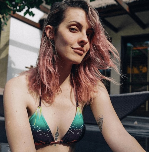 Cabelo liso médico com pontas roxas