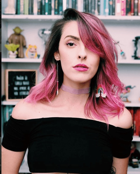 Cabelo liso médico com pontas roxas