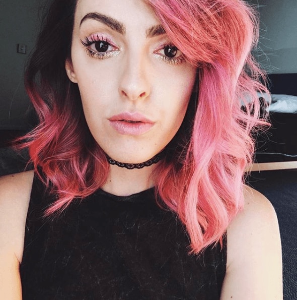 Cabelo liso médico com pontas roxas