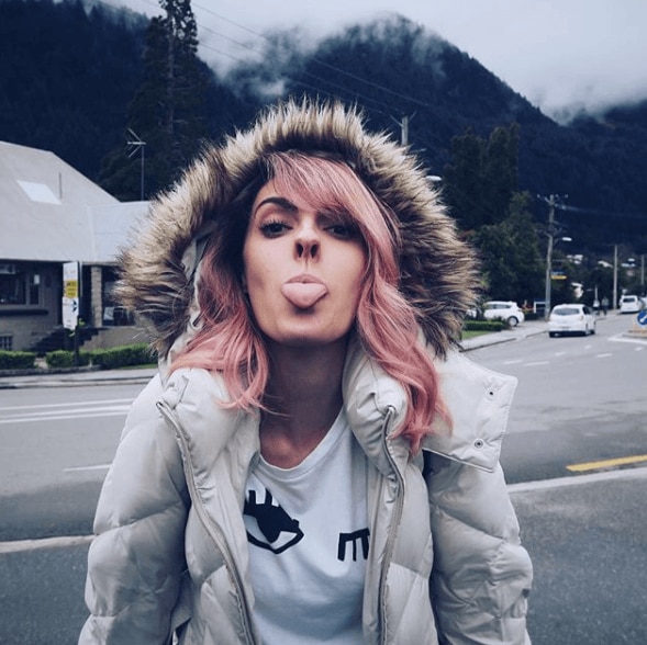 Cabelo liso médico com pontas roxas