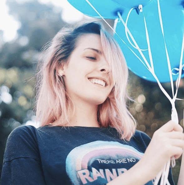 Cabelo liso médico com pontas roxas