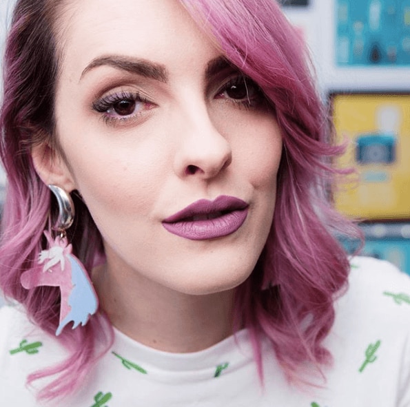 Cabelo liso médico com pontas roxas