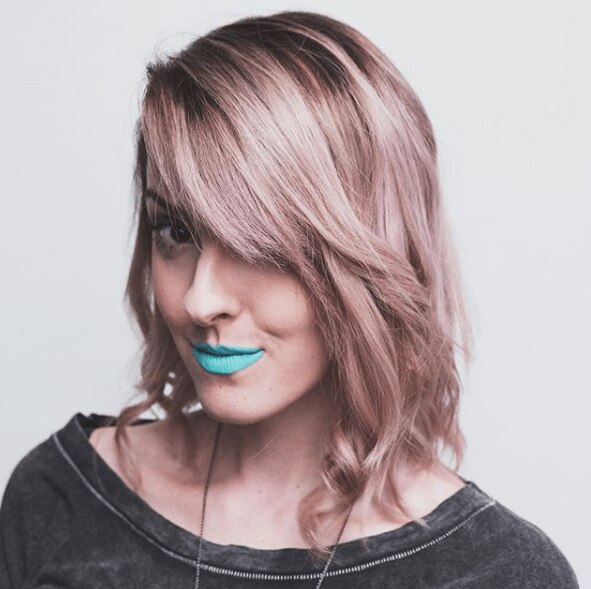 Cabelo liso médico com pontas roxas